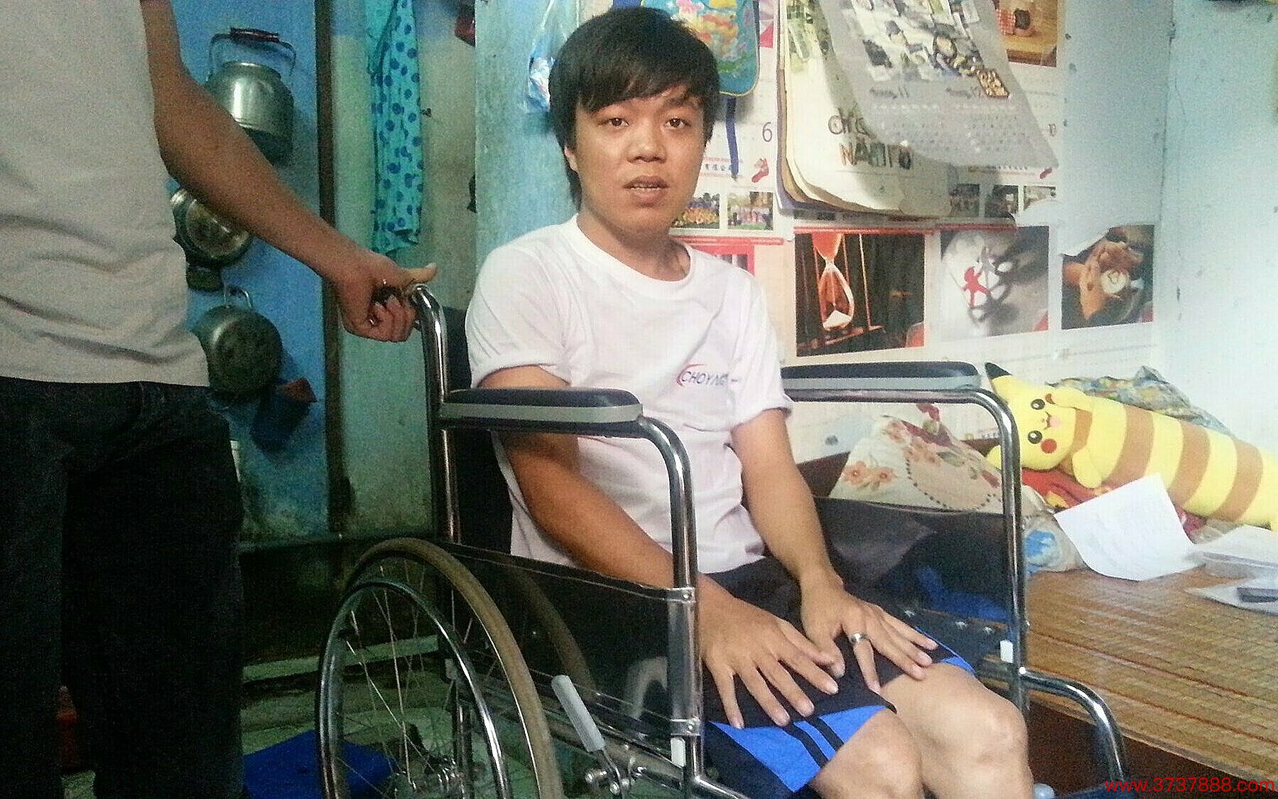 Từ lúc tai nạn， anh Nguyễn Văn Dương phải ngồi xe lăn， luôn có người bên cạnh hỗ trợ. Ảnh: An Phương